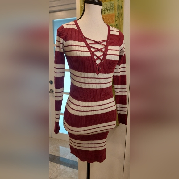 Special One Sweaters - Chic Striped V-Neck Sweater in Burgundy and White